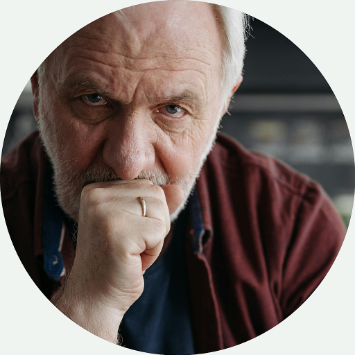 erschöpfter und bedrückter Senior