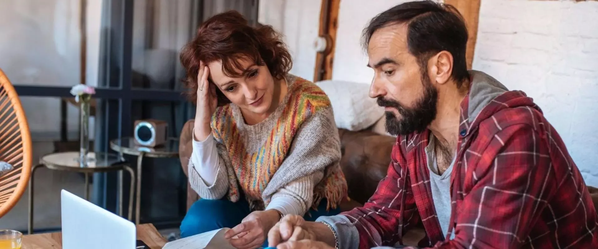 Bild Ehepaar sitzt vor Laptop und rechnet