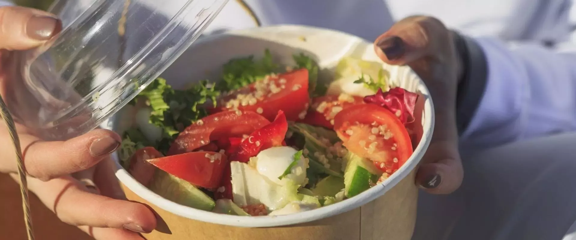 Eine Salatportion des mobilen Dienstes