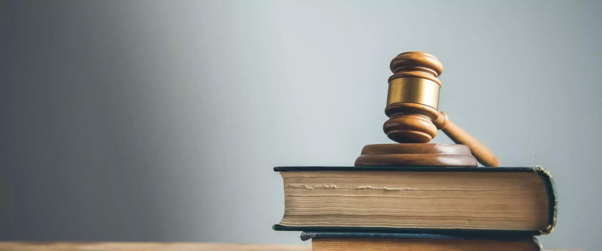 Bild eines Richter-Hammers und Gesetzesbüchern