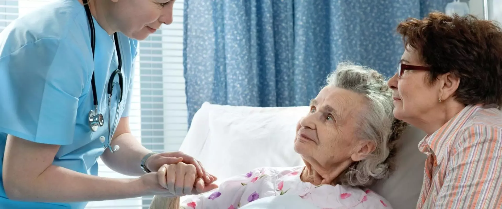 Bild Pflegerin hält Hand einer Patientin