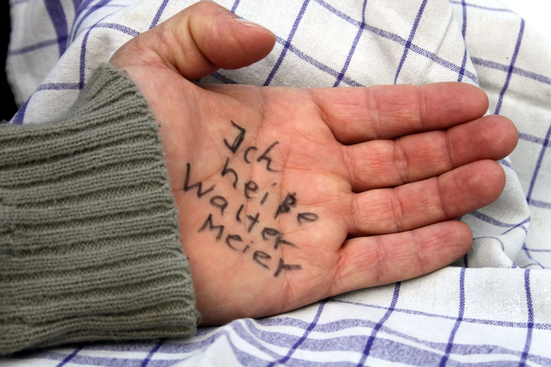 Hand mit Schrift zum Erinnern