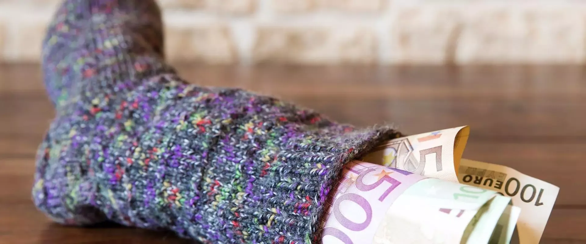 Sparstrumpf mit Geldscheinen