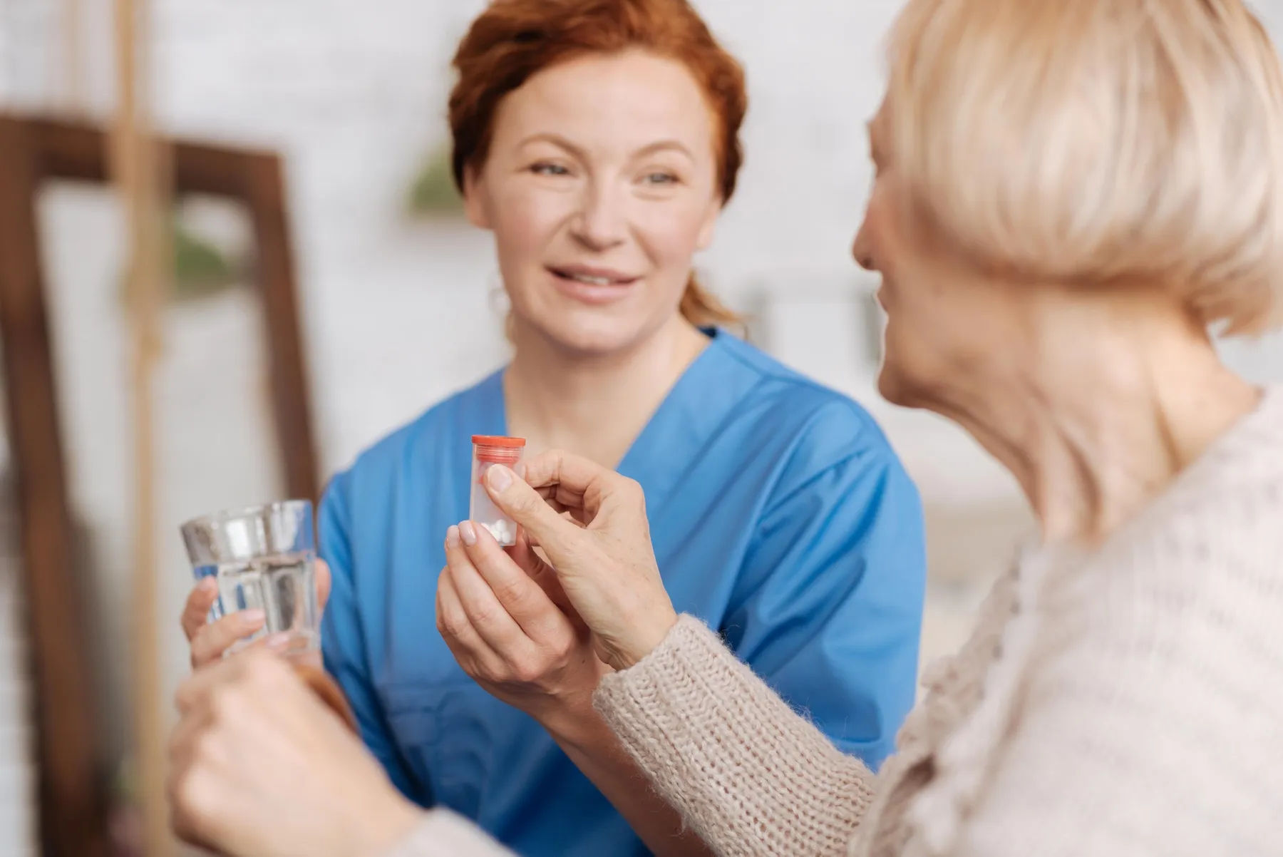 Pflegerin gibt Rentnerin Medikamente
