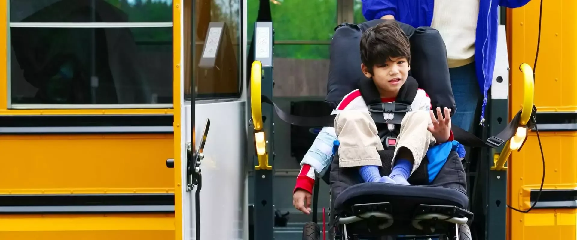Kind im Rollstuhl will in den Bus