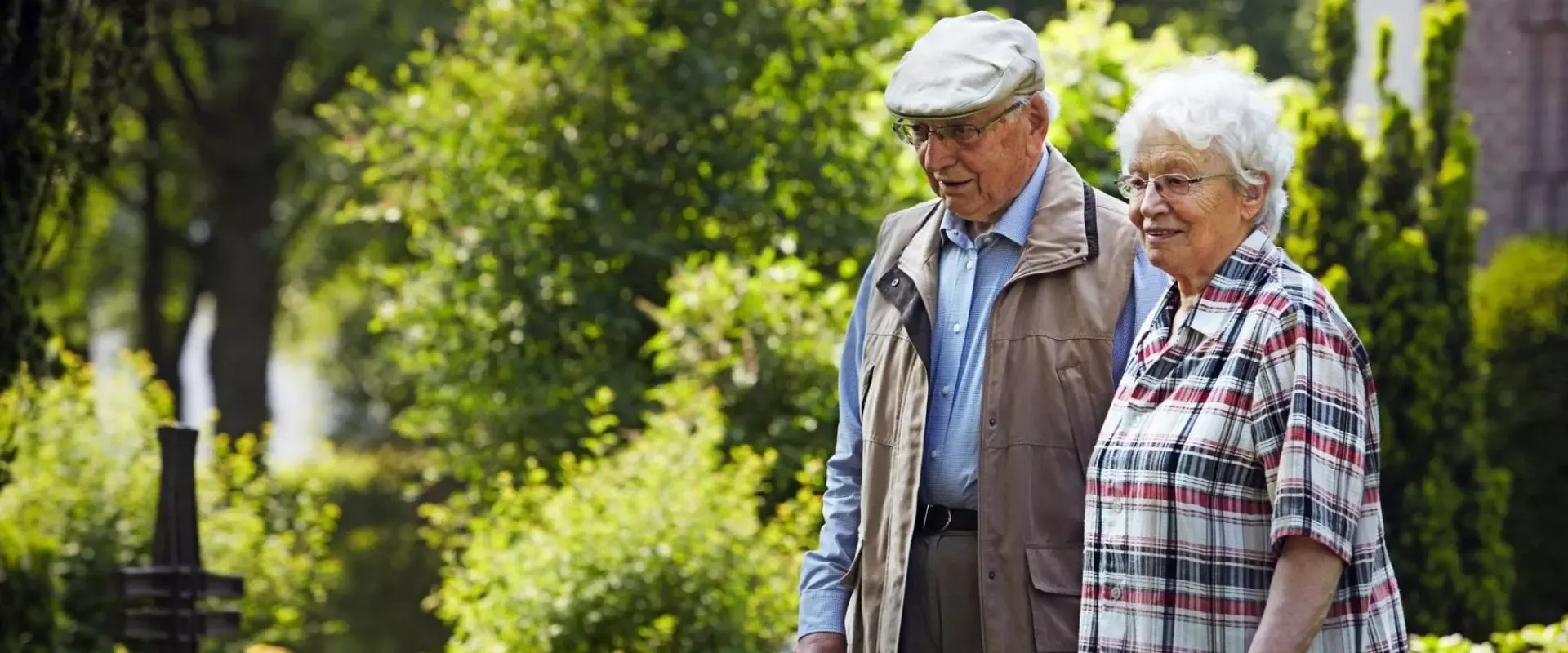 Bild eines Ehepaars im Grünen