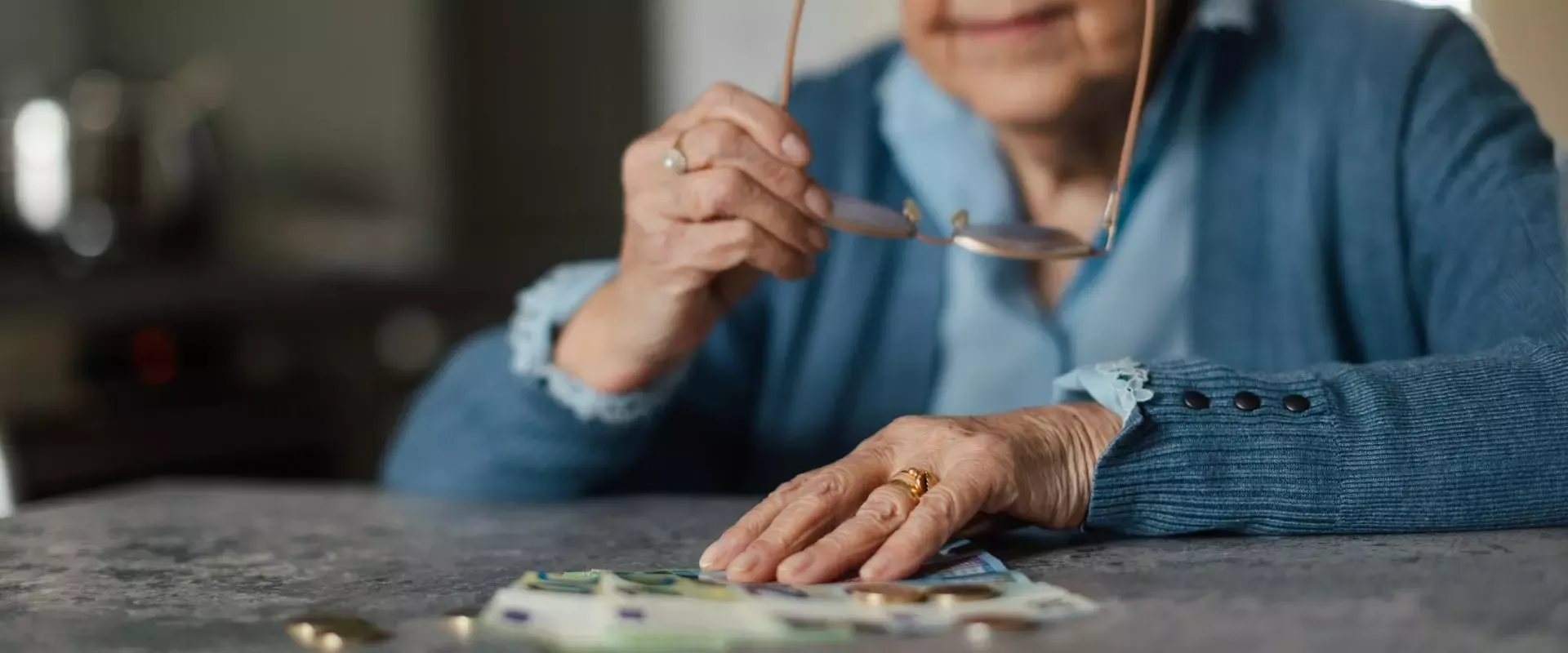 Foto: ältere Dame zählt ihr Geld