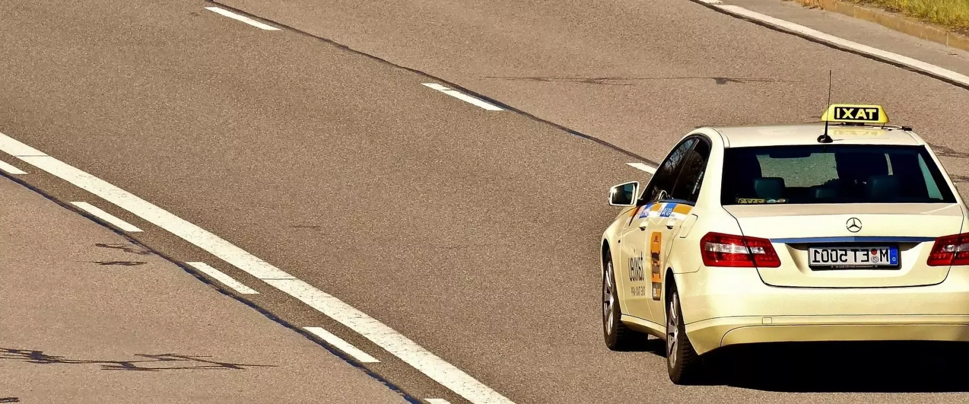 Taxi fährt auf einer Strasse