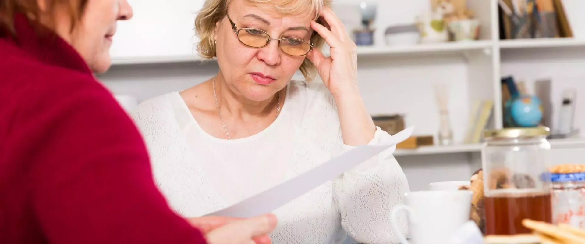 Bild Frau spricht mit Rentnerin