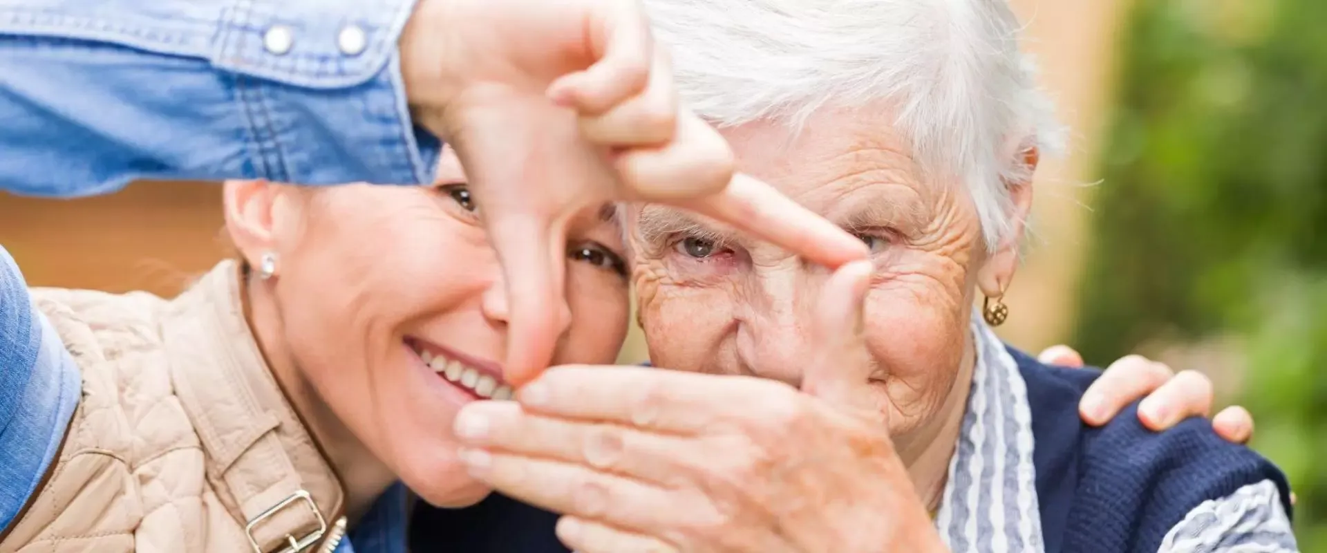 Bild zwei Rentnerinnen bilden ein Fingerviereck