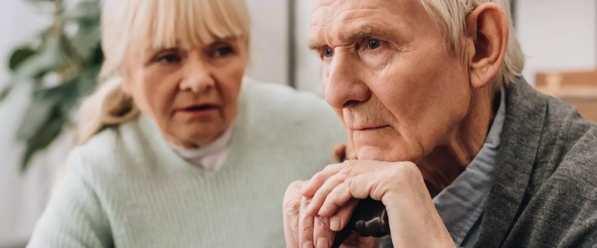 Foto: Alte Frau schaut ihren dementen Ehemann an