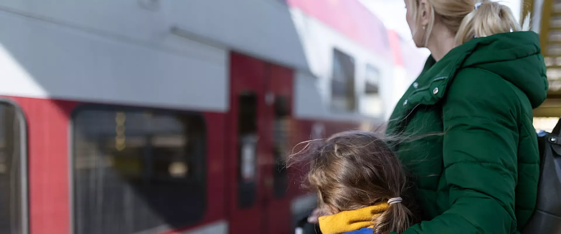 Foto: Frau mit Kind am Bahnsteig