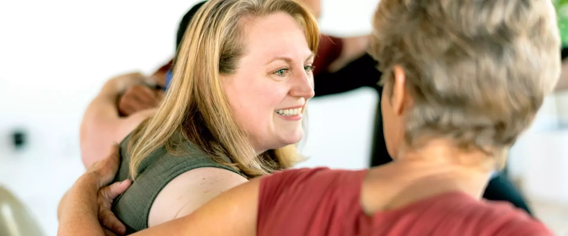 Pflegeselbsthilfegruppe: Pflegende Angehörige umarmen sich