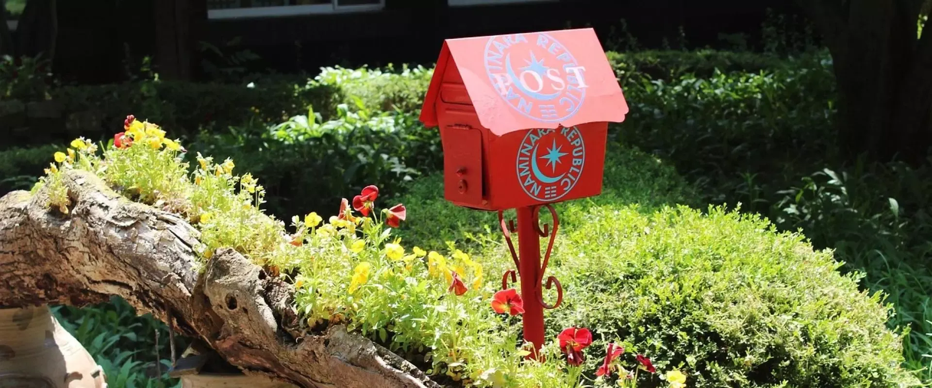 Ein roter Briefkasten