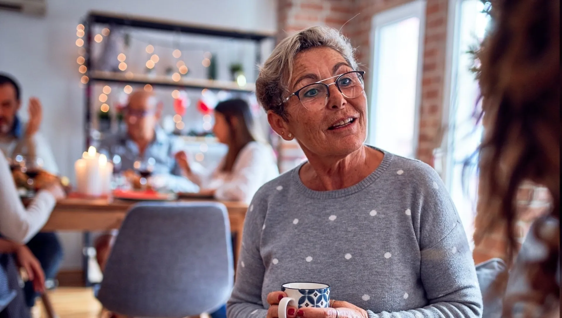 Zwei Frauen reden miteinander