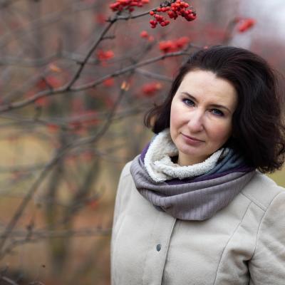 Portrait einer Frau mit dunkeln Haaren bei einem Herbstspaziergang