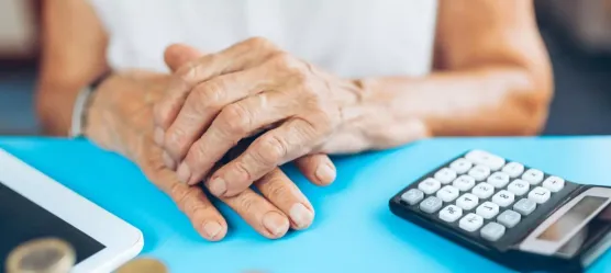 Bild einer Frau mit Taschenrechner