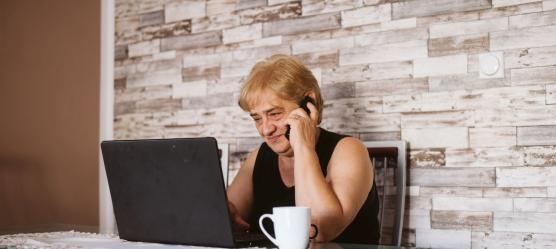Bild ältere Frau sitzt vor dem Laptop