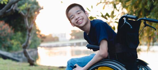 Bild Junge im Rollstuhl lachend