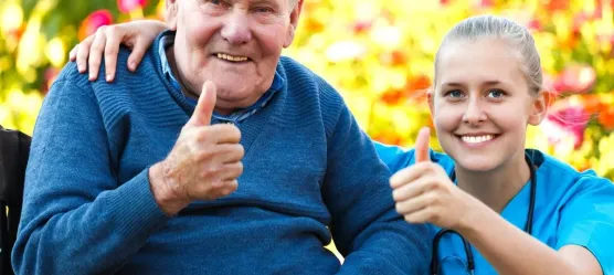 Bild Rentner und Pflegerin mit Daumen hoch
