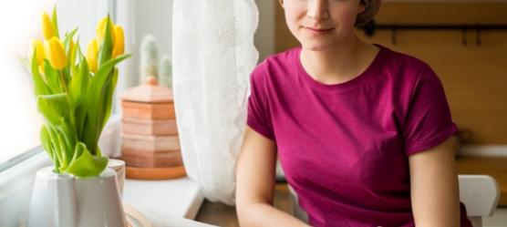 Bild: Frau mit Kopftuch liest ein Buch