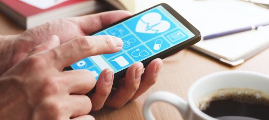 Bild: Hände mit Smartphone in der Hand