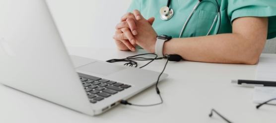 Ärztin am Laptop