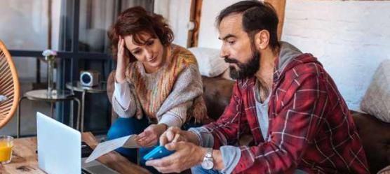 Bild Ehepaar sitzt vor Laptop und rechnet