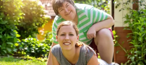 Bild zwei Menschen auf einer Wiese