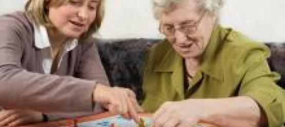 Bild Frau und Oma spielen Brettspiel