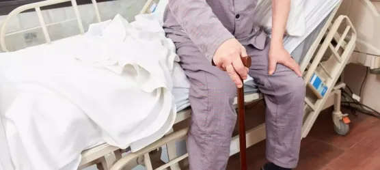 Bild Mann sitzt auf Krankenhausbett