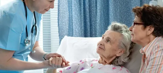 Bild Pflegerin hält Hand einer Patientin