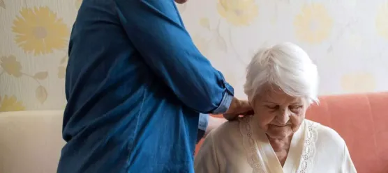 Bild Frau hilft Oma beim Anziehen