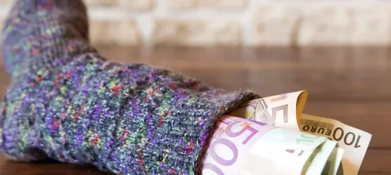 Sparstrumpf mit Geldscheinen