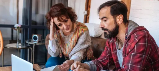 Bild Ehepaar sitzt vor Laptop und rechnet