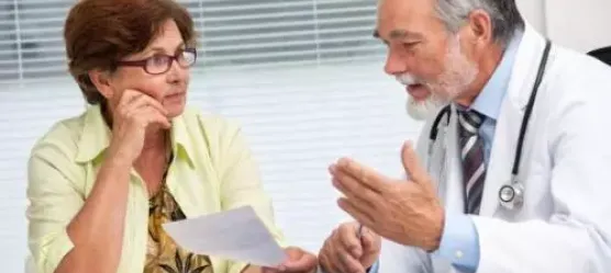 Bild Frau lässt sich von Arzt beraten