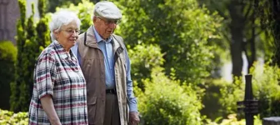 Päärchen geht im Park spazieren