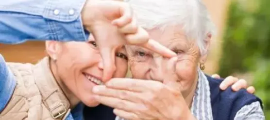 Bild zwei Rentnerinnen bilden ein Fingerviereck