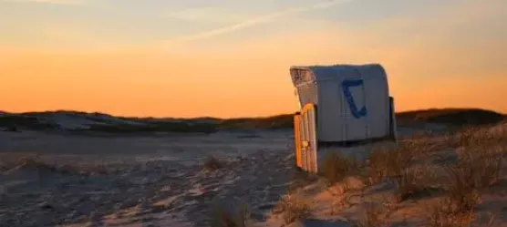 Strandkorb in der Abendsonne