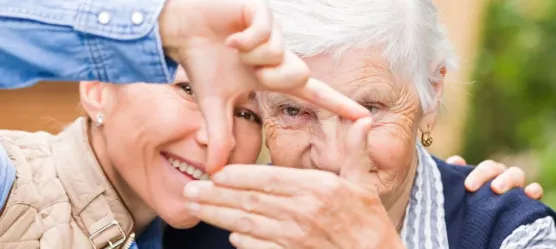 Bild zwei Rentnerinnen bilden ein Fingerviereck