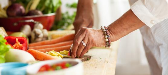 Frau schneidet Gemüse