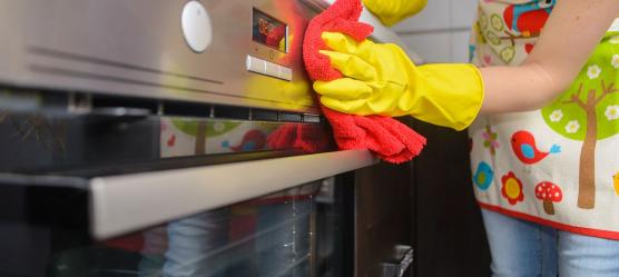 Backofen wird mit einem Tuch gereinigt