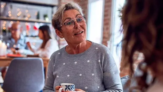 zwei Frauen im Gespräch